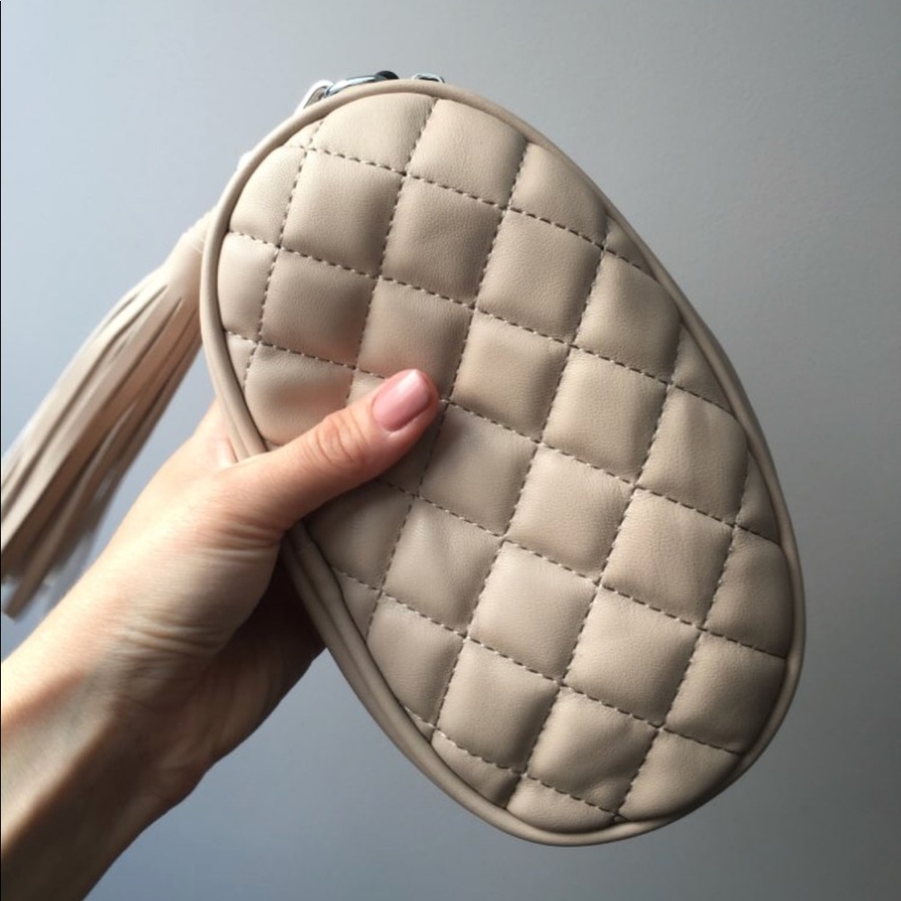🌟NEW🌟 Vegan Leather Quilted Waist Pack - Picture 3 of 8